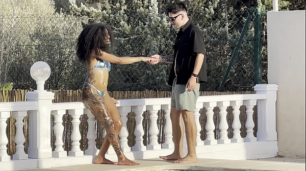 Me follo morenita en la piscina, se pone cachonda al churparme la polla y grita como una putita